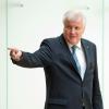 Der bayerische Ministerpräsident Horst Seehofer fordert nach dem Terroranschlag von Berlin eine Überprüfung und Neujustierung der deutschen Flüchtlingspolitik. 