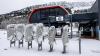 Im Oberjoch sind die Skipisten mit dem ersten Schnee bedeckt. Die Bahnen starten ab Mitte Dezember 2023, so wie hier am Wiedhaglift. 