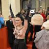 Eine Femen-Aktivistin drückte auf dem Wiener Opernball ihren Protest aus.