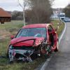 Der wagen des Unfallverursachers: Die Feuerwehr musste den eingeklemmten 21-Jährigen aus dem Wrack herausschneiden.