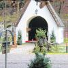 Malerisch im Sachsenrieder Forst gelegen ist die Crescentia-Kapelle. 