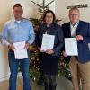  Der Geschäftsführer der Firma DSLMobil schloss mit Bürgermeisterin Karin Bergdolt und Bürgermeister Timo Böllmann Verträge zum Glasfaserausbau in
den beiden Kommunen ab.