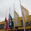 Nach dem Tod von Ikea-Gründer Kamprad wehen in Berlin die Fahnen vor der Ikea-Niederlassung in Tempelhof auf halbmast.