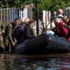 Soldaten ziehen in Griechenland im überschwemmten Dorf Palamas nahe der Stadt Karditsa ein Schlauchboot mit Evakuierten.