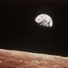 Blick über die Mondoberfläche auf die Erde, aufgenommen im Dezember 1968 von der Apollo 8-Besatzung aus etwa 780 km Höhe. Eher zufällig gelang William Anders am Heiligabend 1968 ein Foto, das die Sicht der Menschheit auf unseren Planeten für immer verändern sollte: „Earthrise“, die kleine aufgehende Erde über dem Mondhorizont. 
