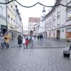 Einkaufen in der Landsberger Innenstadt, auch bei Regen.