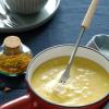 Wunderschön goldgelb: Im Buch «Haute Fondue» wird beschrieben, wie sich ein Käsefondue auch mit Curry zubereiten lässt.