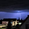 Auch über dem Aichacher Stadtteil Untergriesbach tobte am Montagabend ein Gewitter. Das Naturschauspiel hielt Franz Achter mit einer Langzeitbelichtung mit der Kamera fest. Der Blick geht nach Westen in Richtung B300 und Aichach.