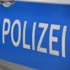 Unbekannte haben in Aindling einen Anhänger aufgebrochen und Baugeräte und -maschinen gestohlen. 
