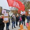 IG Metall  und Mitarbeiter protestierten gegen Stellenabbau bei SGL Carbon in Meitingen.