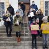 Vertreter der Landjugenden, der Roggenburger Kindergärten, der Grundschule, zwei Schülerinnen, Sponsoren und Quartiersmanagerin Sandra Hochenbleicher mit Briefen und Päckchen für Seniorinnen und Senioren.  	
