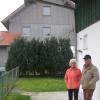 Beate Petzold und Clement Santjohanser stehen vor ihrem Mietshaus. Im Hintergrund ist das künftige Asylbewohnerhaus zu sehen. Dies wird gerade umgebaut und soll dann 30 Asylbewerbern als Unterkunft dienen.  	