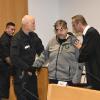 Zum Prozess wird der Angeklagte aus der Untersuchungshaft vorgeführt. Sein Verteidiger Florian Engert (rechts) empfängt ihn im Gerichtssaal.