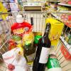 In einem Supermarkt in Welden hat eine Frau nur die Ware bezahlt, die im oberen Korb ihres Einkaufswagens lag.
