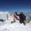 Stefan Loder stand an seinem 40. Geburtstag auf dem Gipfel des 7134 Meter hohen Pik Lenin in Kirgisistan und genoss die phänomenale Aussicht.  	 	
