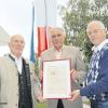 An Bürgermeister Otto Völk (Mitte) übergaben Professor Dr. Werner Hupka (links) und Rudolf Schönle die Urkunde für die Ehrenmitgliedschaft im Partnerschaftsverein Diedorf-Bonchamp. 