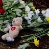 Am Tatort am Schulzentrum in Ulm-Wiblingen haben Anwohner erste Kerzen, Blumen und Kuscheltiere niedergelegt. Ein 40-Jähriger soll hier die Tochter seiner Lebensgefährtin getötet haben.