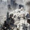 Die Aufnahme vom 11. September 2001 zeigt Wolken aus Staub und Rauch, die über den eingestürzten Türmen des World Trade Centers und über Manhattan stehen.