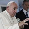 Auf dem Rückflug von seiner Asienreise spricht Papst Franziskus zu Journalisten über den jüngsten Finanzskandal im Vatikan, bei dem Gelder der Gläubigen in ein Londoner Luxus-Gebäude investiert wurden. 