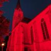 Die Firma CRA-Events aus Bopfingen und SLS-Veranstaltungstechnik Röhlingen haben am Montagabend die Dorfkirche in Röhlingen in rot illuminiert.