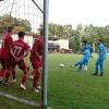 Aystettens Pascal Mader verwandelt einen indirekten Freistoß an der Ottmarshauser Mauer vorbei zum frühen 1:0. 