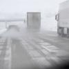Von Lastwagen kann im Winter eine besondere Gefahr im Straßenverkehr ausgehen: Auf den Planen können sich Pfützen bilden, die zu Eisplatten gefrieren und auf die Straße stürzen. 	