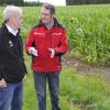 Robert Behl (rechts) schützt seinen Mais mit einem Elektrozaun vor Wildschweinen, wie er bei der Erntefahrt des Bauernverbands zeigte, mit im Bild ist Kreisobmann Leonhard Welzmiller. 