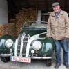 Josef Kast liebt Oldtimer. Auf seinem Hof in Illerberg hat er einige Prachtexemplare – wie den dunkelgrünen BMW 327 aus dem Jahr 1938 – stehen. Doch seine Leidenschaft gilt alten Motorrädern. 