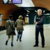 Ivo Batic mit gezückter Waffe am U-Bahnhof Marienplatz. 