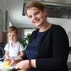 Sauer macht lustig: Stefanie Großhauser schält zusammen mit Sohn Jakob Zitronen für das Parfait. 