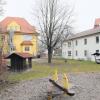 In der Alten Schule in Obermeitingen ist der Kindergarten untergebracht. Das Grundschulgebäude (rechts) steht seit Sommer 2011 leer. Alle Kinder werden mittlerweile in Untermeitingen unterrichtet. 