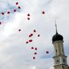 Bei einer anderen Hochzeitfeier in Friedberg flogen diese Herzluftballons vom Marienbrunnen los. Diesmal gab es Ärger statt Ballons. 