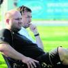 Böse Mienen zum guten Spiel zeigten Gersthofens Trainer Robert Walch und sein Assistent Klaus Raßhofer (von rechts). Trotz guter Leistung gab es eine 1:2-Niederlage beim SV Wacker Burghausen II. Fotos: Marcus Merk