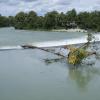 Im Bereich des Landsberger Lechwehrs befindet sich seit einigen Tagen ein umgestürzter Baum. Das Wasserwirtschaftsamt möchte ihn beseitigen.