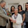 Gratulation zum 90. Geburtstag von Gisela Polonyi: Unser Bild zeigt sie von links mit Bürgermeister Karl Janson und den Töchtern Annemarie und Gisela sowie Enkeltochter Sandra.  	