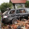 In Bad Endorf in Oberbayern zerstörte das Unwetter dieses Auto.