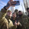 Ukrainische Soldaten machen ein Selfie mit Wolodymyr Selenskyj (2.v.l). Der Präsident der Ukraine hat Cherson besucht.