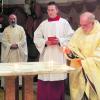 Stadtpfarrer Roland Bise segnete den neuen Altar in der Höchstädter St.-Salvator-Kirche und zündete Kerzen auf dem "Tisch des Herrn" an. 