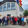 Die langjährige deutsch-französische Partnerschaft mit Moulins wird in Kellmünz gepflegt. Unser Bild zeigt die französische Besuchergruppe beim Empfang vor dem Kellmünzer Rathaus. 