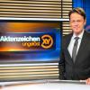 Der ZDF-Moderator Rudi Cerne im Studio der Sendung "Aktenzeichen XY ... ungelöst" - am Mittwoch werden vier vermisste Personen gesucht. 