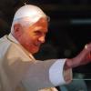 Papst Benedikt XVI. tritt zurück.