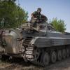 Ein ukrainischer Soldat sitzt auf einem Panzer: Die Seperatisten bestätigten nun die großen Panzerangriffe der ukrainischen Armee.