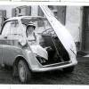 Nein, dies ist kein Foto aus einem Heimatfilm, sondern aus dem Leben von Adolf Geldhauser mit Elfriede. Eine 300er BMW Isetta, Baujahr 1958, hatte er sich 1960 gebraucht gekauft.