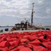 Das beschlagnahmte Rettungsschiff „Eleonore“ der deutschen Hilfsorganisation Mission Lifeline, liegt im Hafen, im Vordergrund liegt ein Teil der 104 Rettungswesten der geretteten Migranten.  