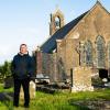 Gerry Quinn auf dem Friedhof seiner Heimatgemeinde Boho. Obwohl er hier aufwuchs, kannte er die Legende von Pfarrer James McGirr nicht. 	