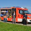 Das moderne Feuerwehrfahrzeug für die Kirchdorfer Feuerwehr wartet mit einer umfangreichen technischen Ausstattung auf. Ordnungsamtsleiter Jan Madsack, Bürgermeister Stefan Welzel und Kommandant Florian Mößmer (von links) machten sich ein erstes Bild vom neuen Mittleren Löschfahrzeug.