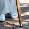 Die Füße bleiben am Boden, obwohl man weiterlaufen möchte - eines der Symptome der Parkinson-Krankheit.