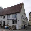 Das Gasthaus „Ochsen“ wird in den nächsten Tagen abgerissen. Zurzeit entkernen die Arbeiter das Gebäude.