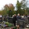 Pfarrer Mathias Breimair bei der Segnung der Gräber in Ellerbach an Allerheiligen. 
