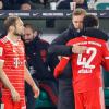 Bayerns Cheftrainer Julian Nagelsmann umarmt Jamal Musiala bei dessen Auswechslung.